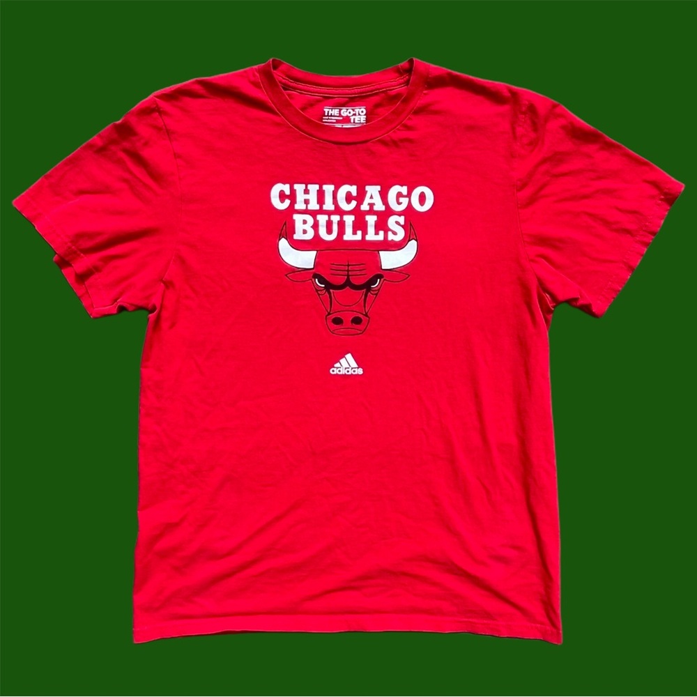 Adidas Vintage Chicago Bulls Logo Graphic T-shirt.